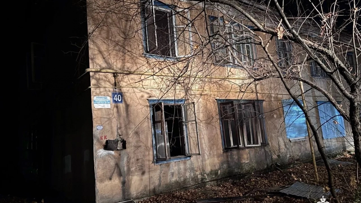 Горящую заброшку рядом с жилыми домами тушили ночью в Йошкар-Оле