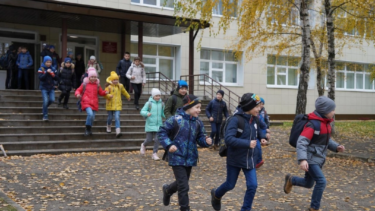 Осенние каникулы будут длиннее новогодних: школьников ждут сразу 12 дней отдыха подряд