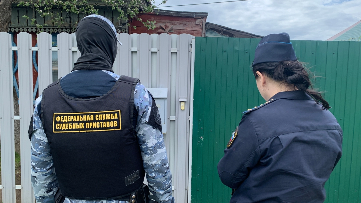 В Параньге отец грудью встал на защиту сына от приставов, но просчитался