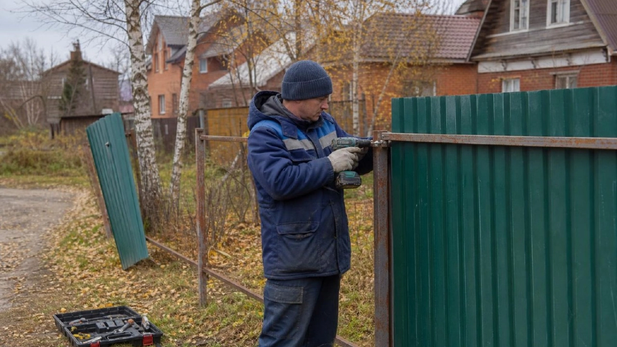 Профлист уже прошлый век: теперь ставят заборы из нового материала - красиво и тишину сохраняет
