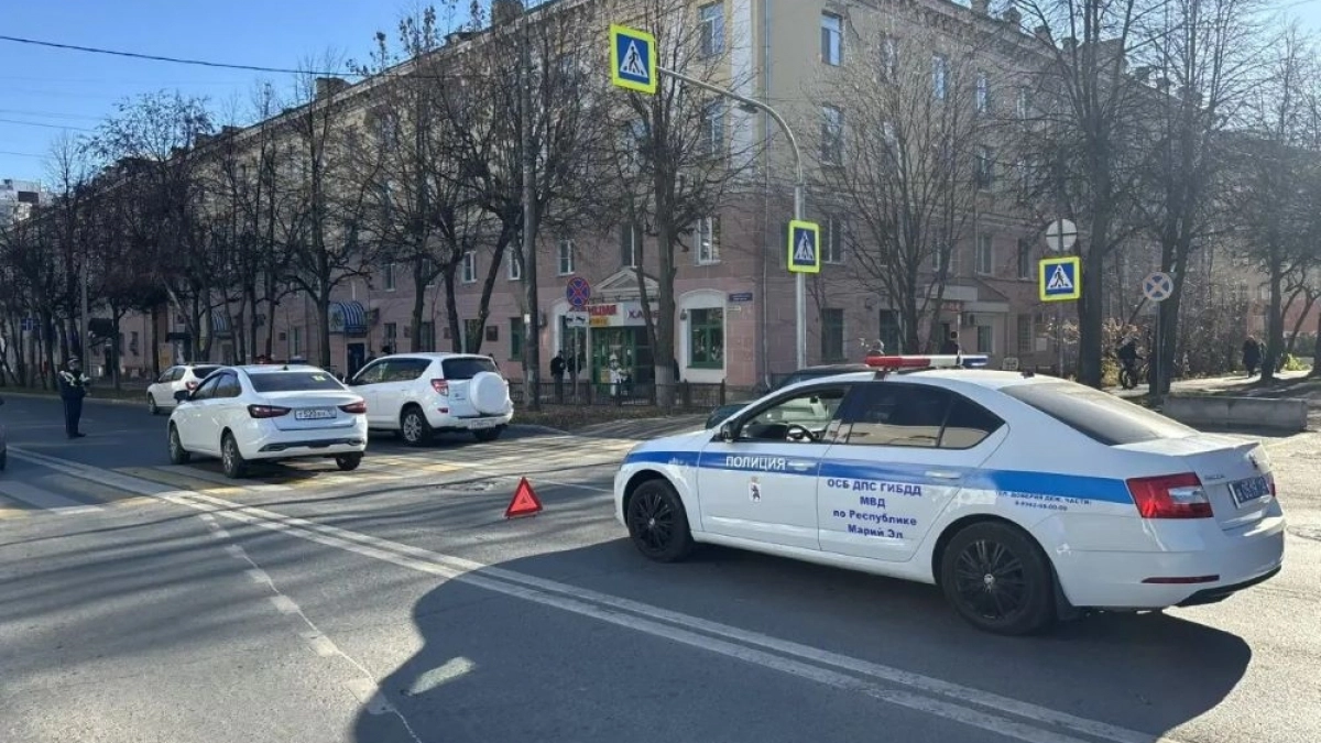 В центре Йошкар-Олы отечественная легковушка сбила девушку
