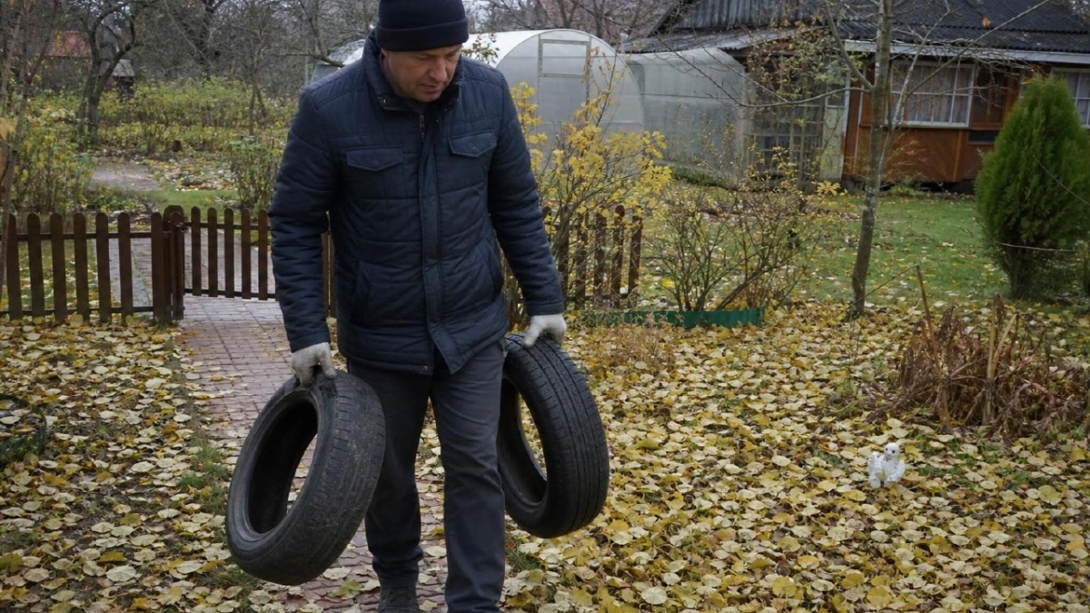 Старые покрышки превращаю в чёрную «гальку»: дорожки из резиновой крошки в разы дешевле бетона и служат годами