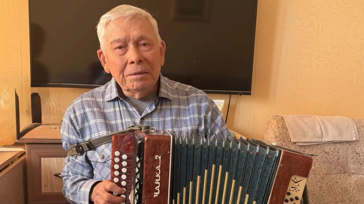 В Марий Эл 95-летний ветеран МВД сыграл для гостей своего юбилея на гармони
