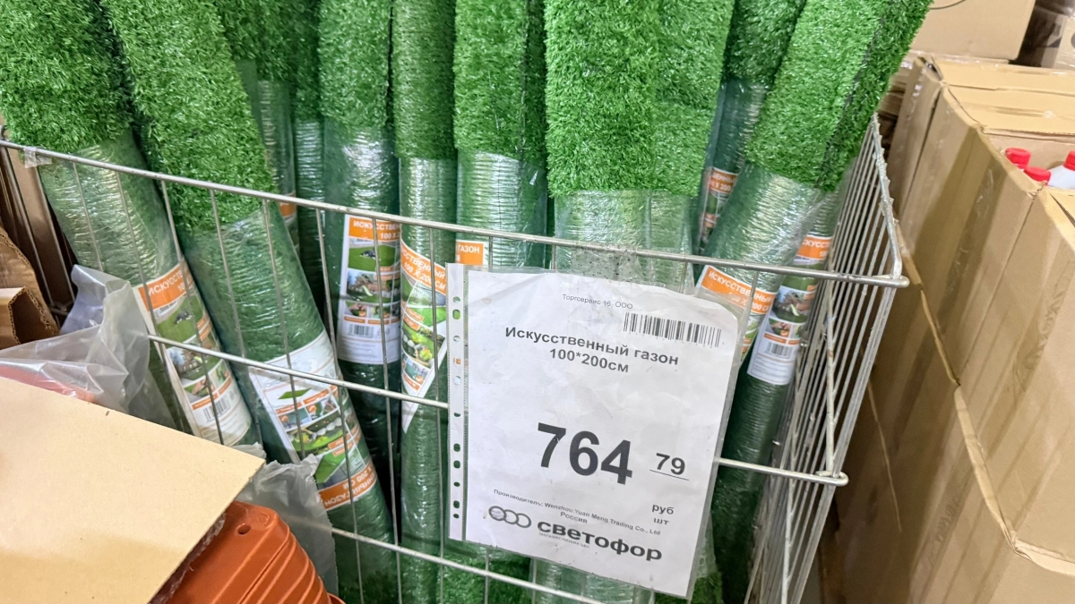 Скупаю искусственный газон в “Светофоре” рулонами, но под ноги не стелю: креплю на стену - европейская терраса за копейки