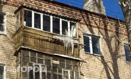 Метровые сосульки висят в Йошкар-Оле над головами детей, идущих в школу