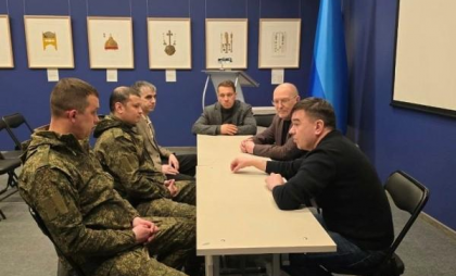 «Частичка домашнего уюта»: делегация марийского парламента доставила бойцам в ЛНР шевроны с солярным знаком