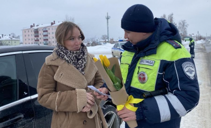 В Марий Эл ГАИ останавливает женщин-водителей для особого сюрприза