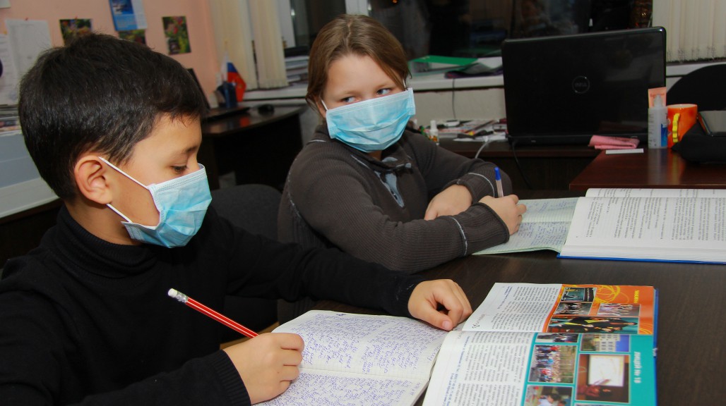 Школьников могут оставить на неделю дома из-за коронавируса