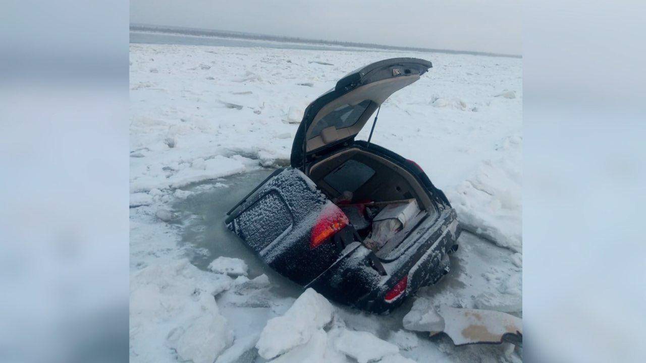 «Самоуверенность»: в Марий Эл на Волге 3 машины провалились под лед