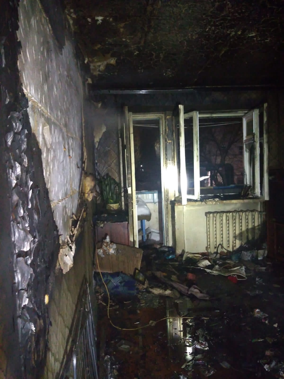 «Соседка услышала грохот»: в серьезном пожаре на Дружбе обгорел житель Волжска