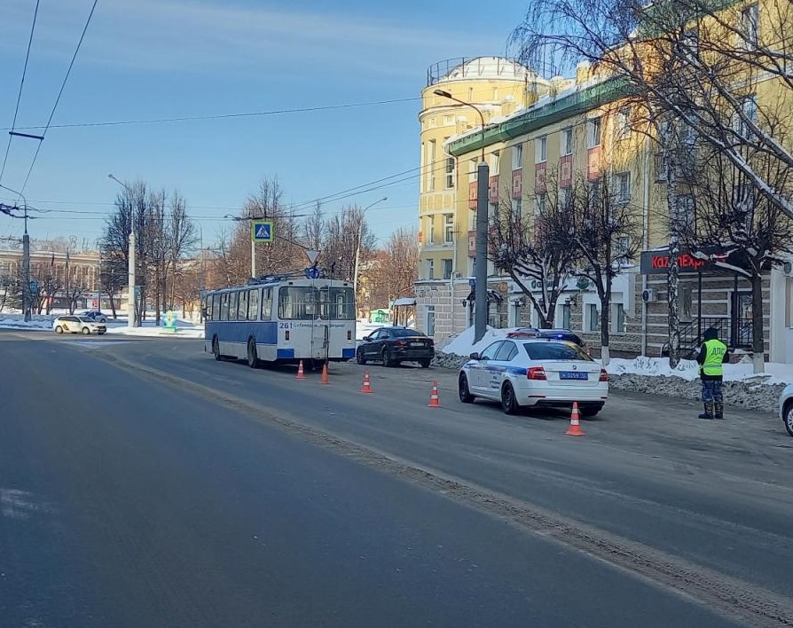В Йошкар-Оле на Ленинском проспекте пешеход попал под троллейбус