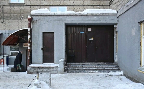 В Новосибирске выброшенное из окна кресло убило пожилую женщину