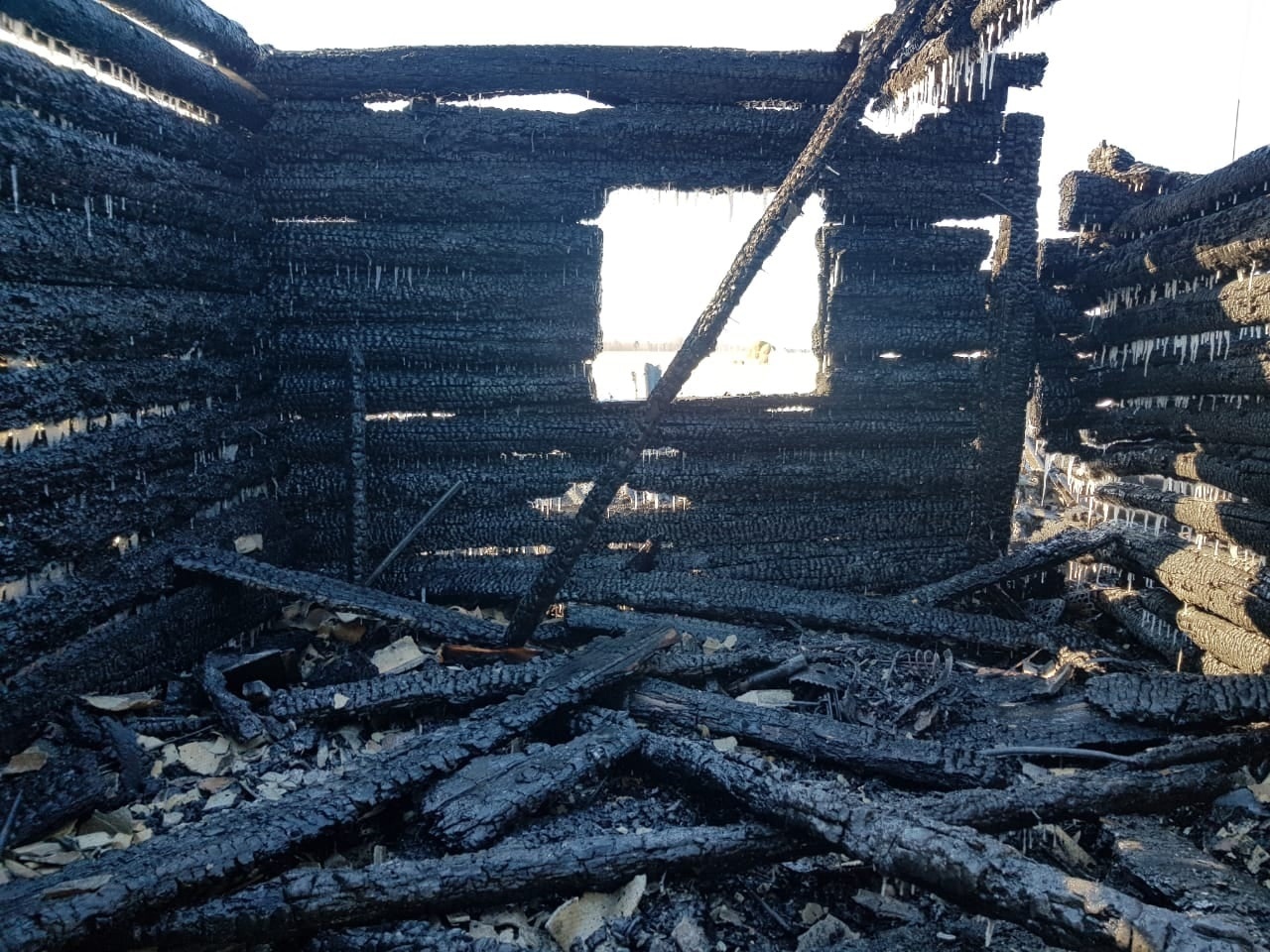 «Предполагаемая версия - поджог»: ранним утром в Марий Эл произошел крупный пожар