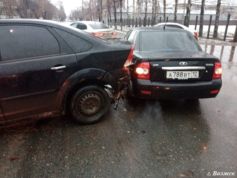 В массовом ДТП в Волжске, где водитель сбежал с места происшествия, есть пострадавшие