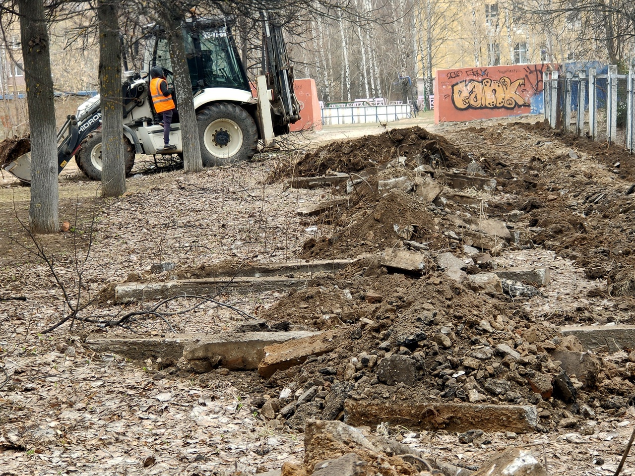 В Йошкар-Оле начали строительство многофункциональной спортплощадки в районе Дубков