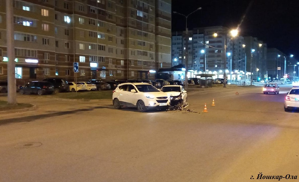 В Йошкар-Оле выезжавший со двора Hyundai протаранил проезжавшую мимо легковушку  