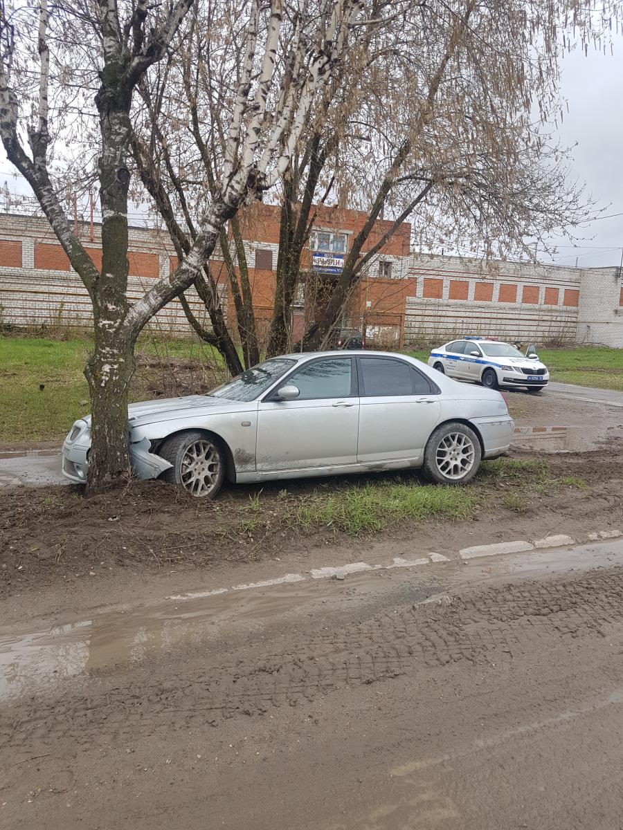 В Йошкар-Оле водитель иномарки врезался в дерево и сбежал