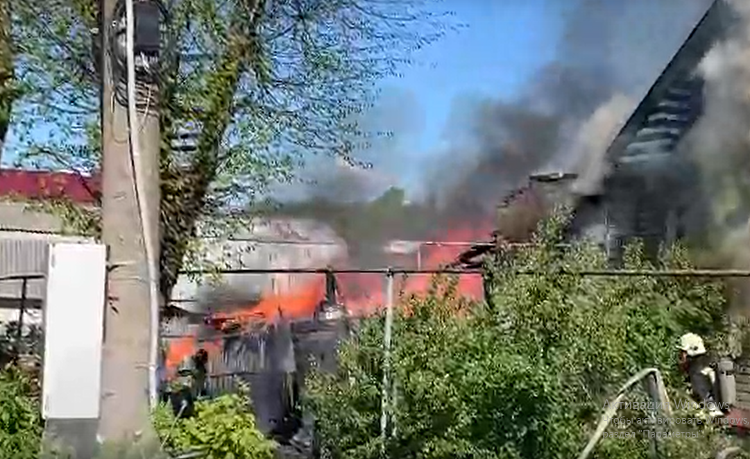 В Волжске горит жилой дом: эвакуировали двух женщин