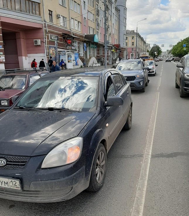 Автоледи на Hyundai устроила ДТП на Ленинском проспекте в Йошкар-Оле