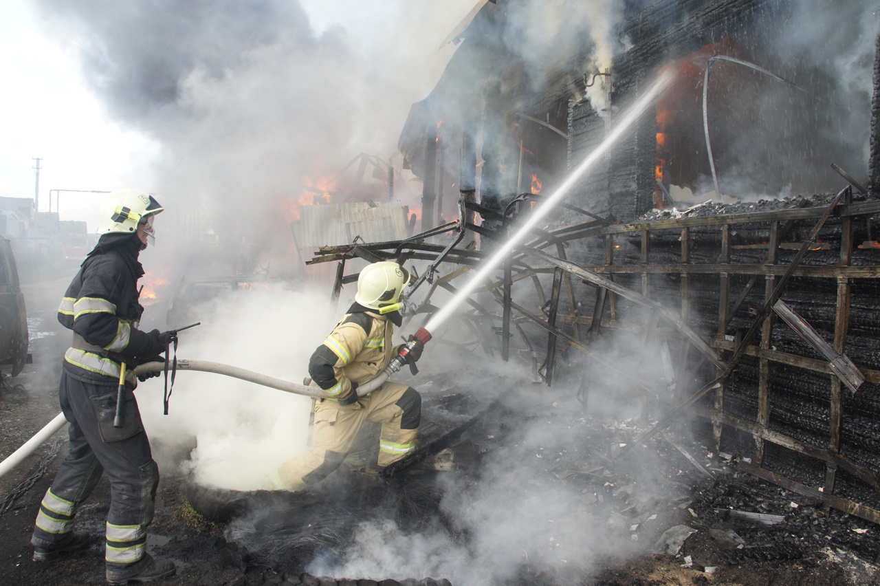 В крупном пожаре Медведевского района сгорели жилые дома, постройки, автомобили 