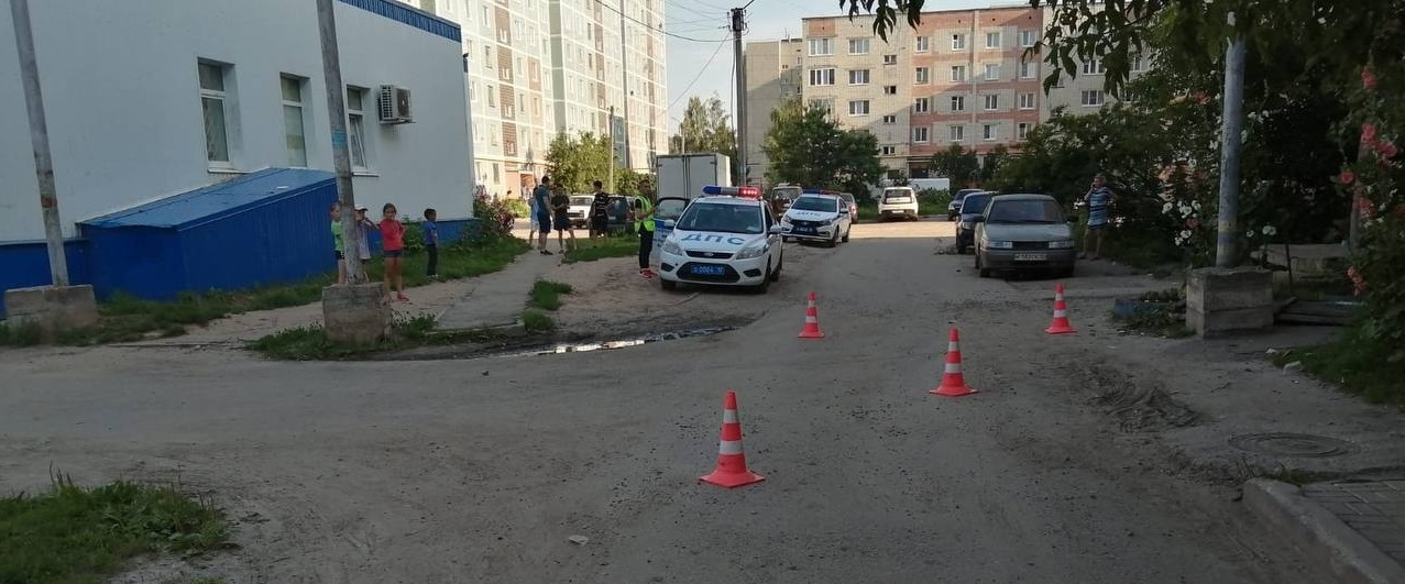 В Йошкар-Оле водитель сбил во дворе подростка и уехал