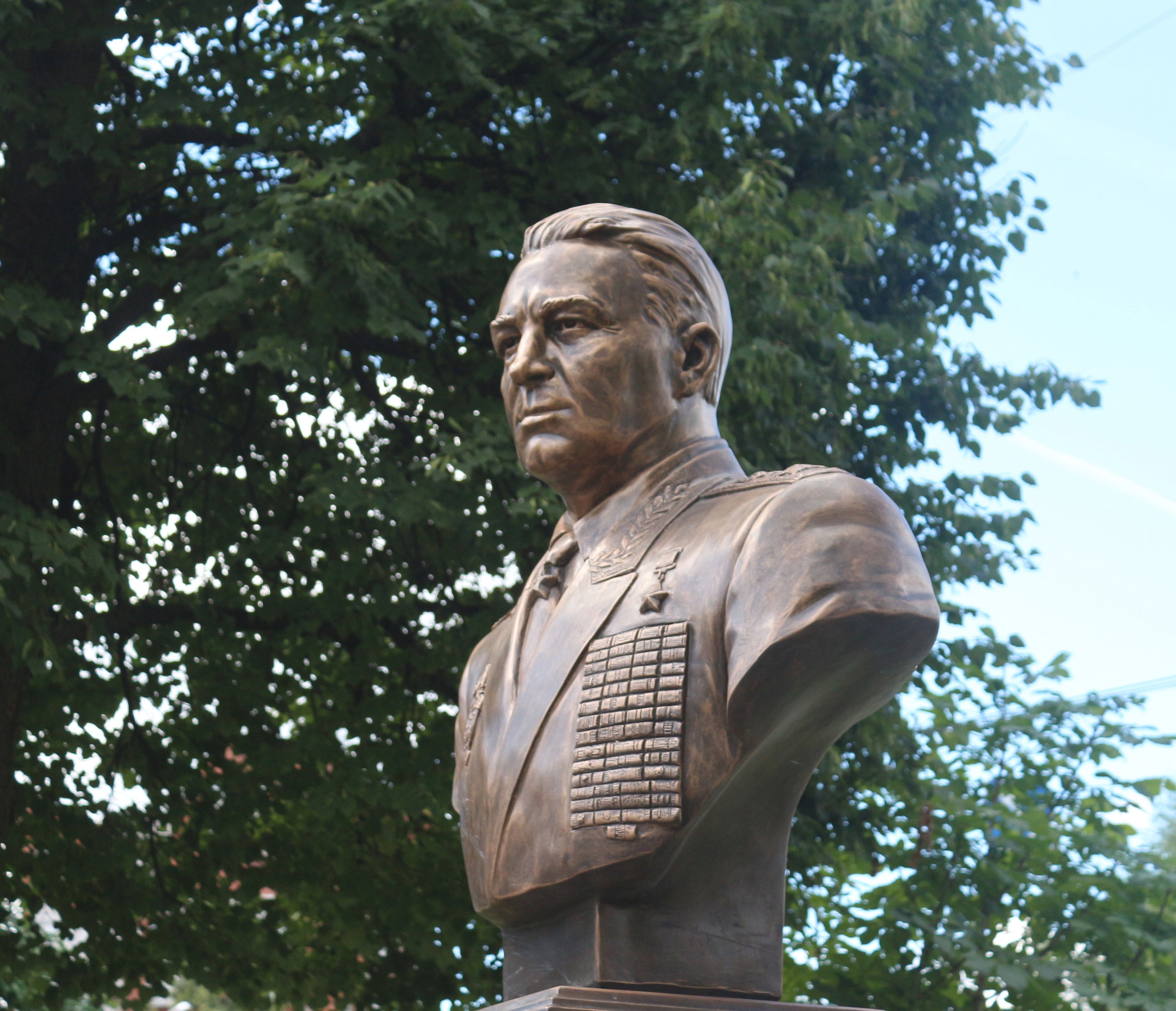 В Йошкар-Оле открыли памятник основателю ВДВ