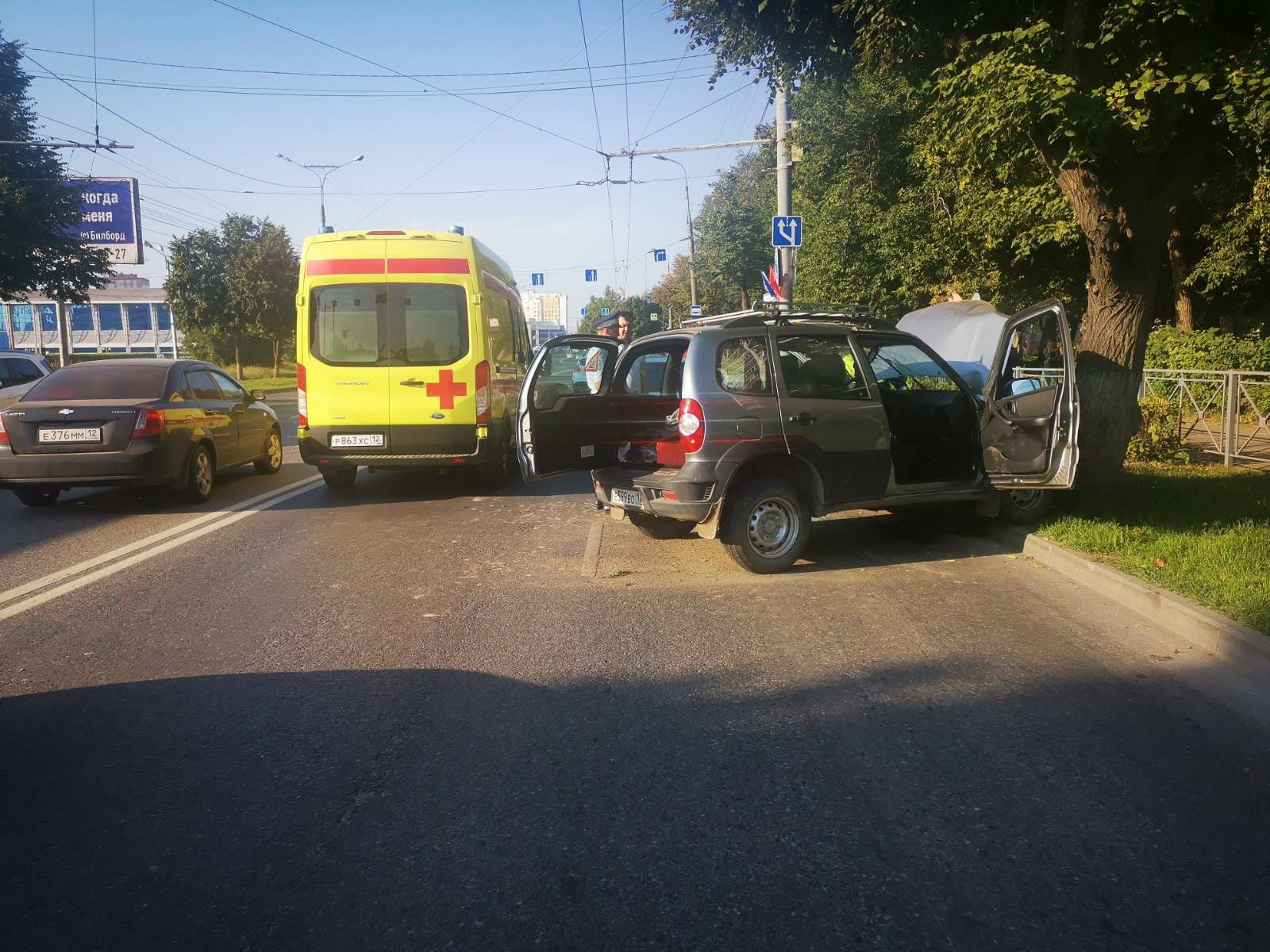 В Йошкар-Оле водитель врезался в дерево и погиб на месте