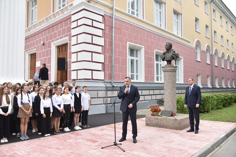 В Йошкар-Оле открыли памятник композитору, который написал песню Снег идет