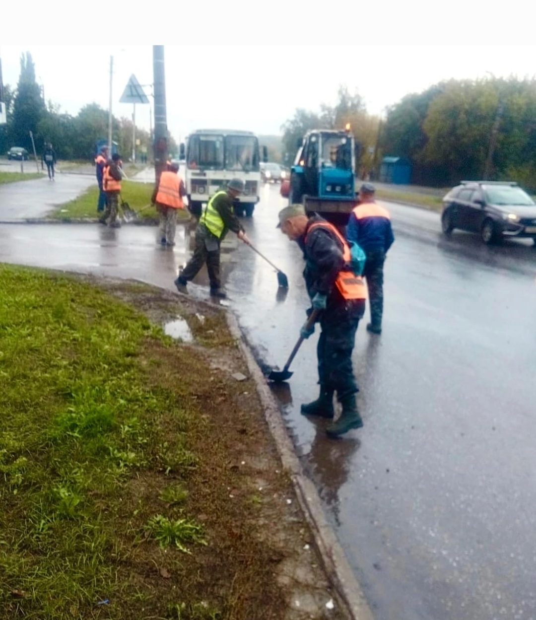 В Йошкар-Оле с залитых дождем улиц убирают голубиный помет и грязь
