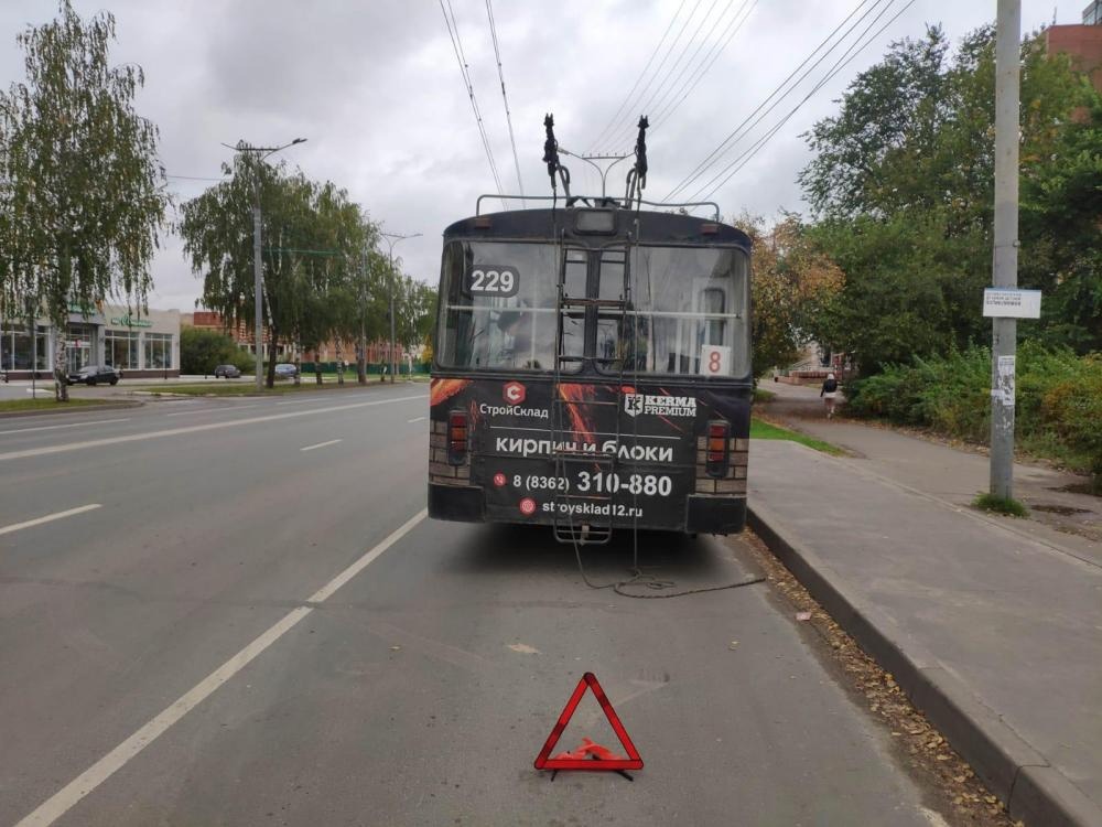 В Йошкар-Оле пострадала пассажирка, когда водитель троллейбуса переключил скорость