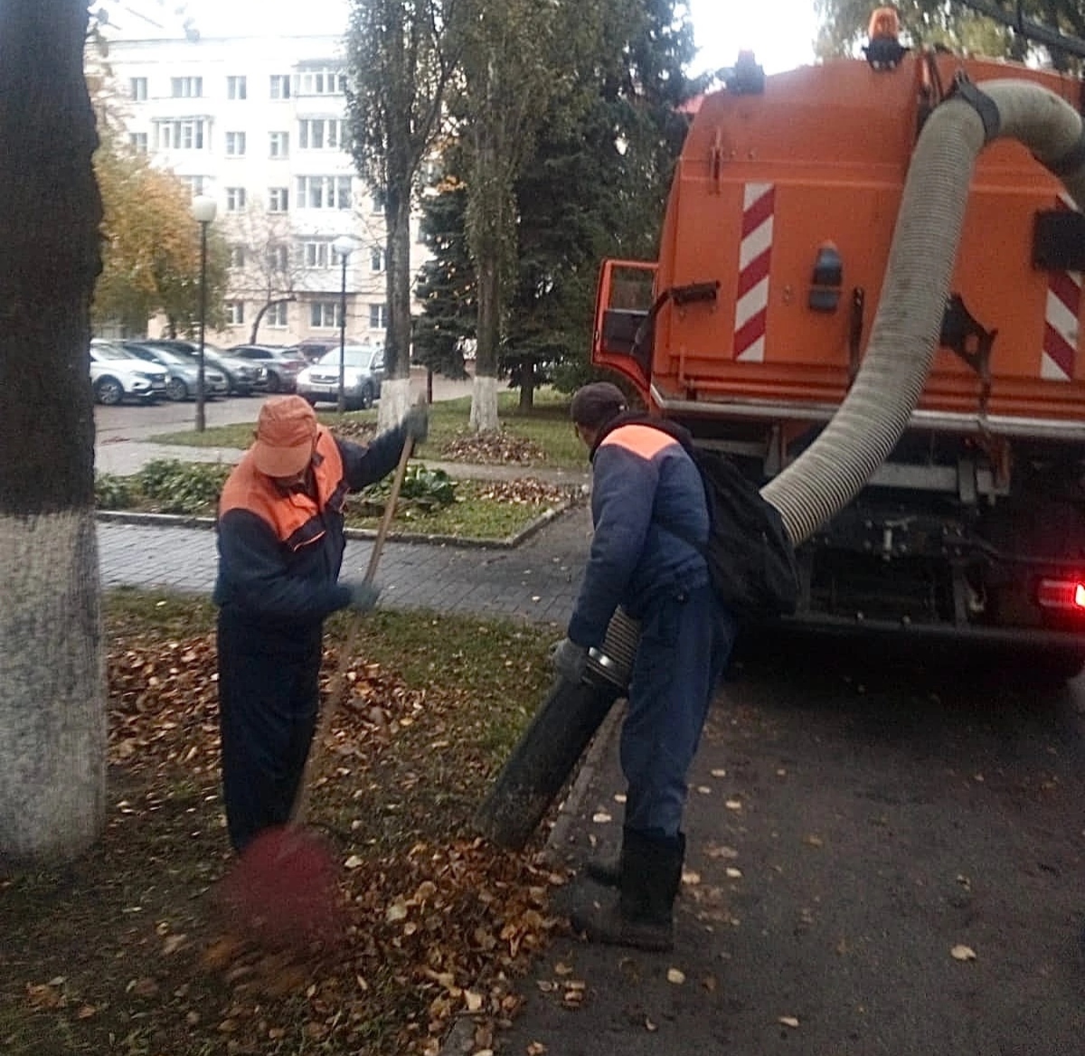 Улицы Йошкар-Олы чистит от листьев подметательная машина