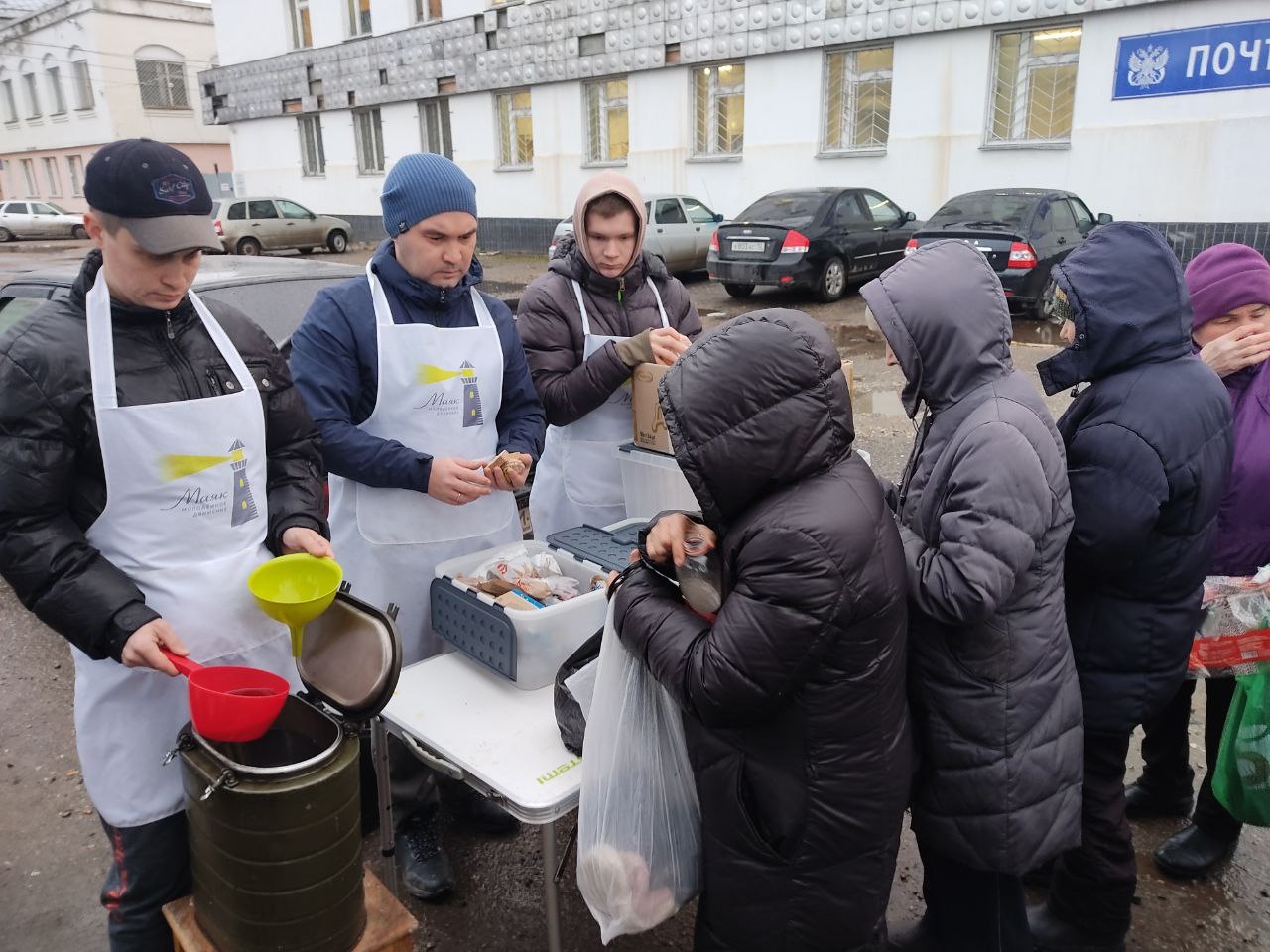 На Вокзальной площади каждую неделю кормят бездомных и бедняков