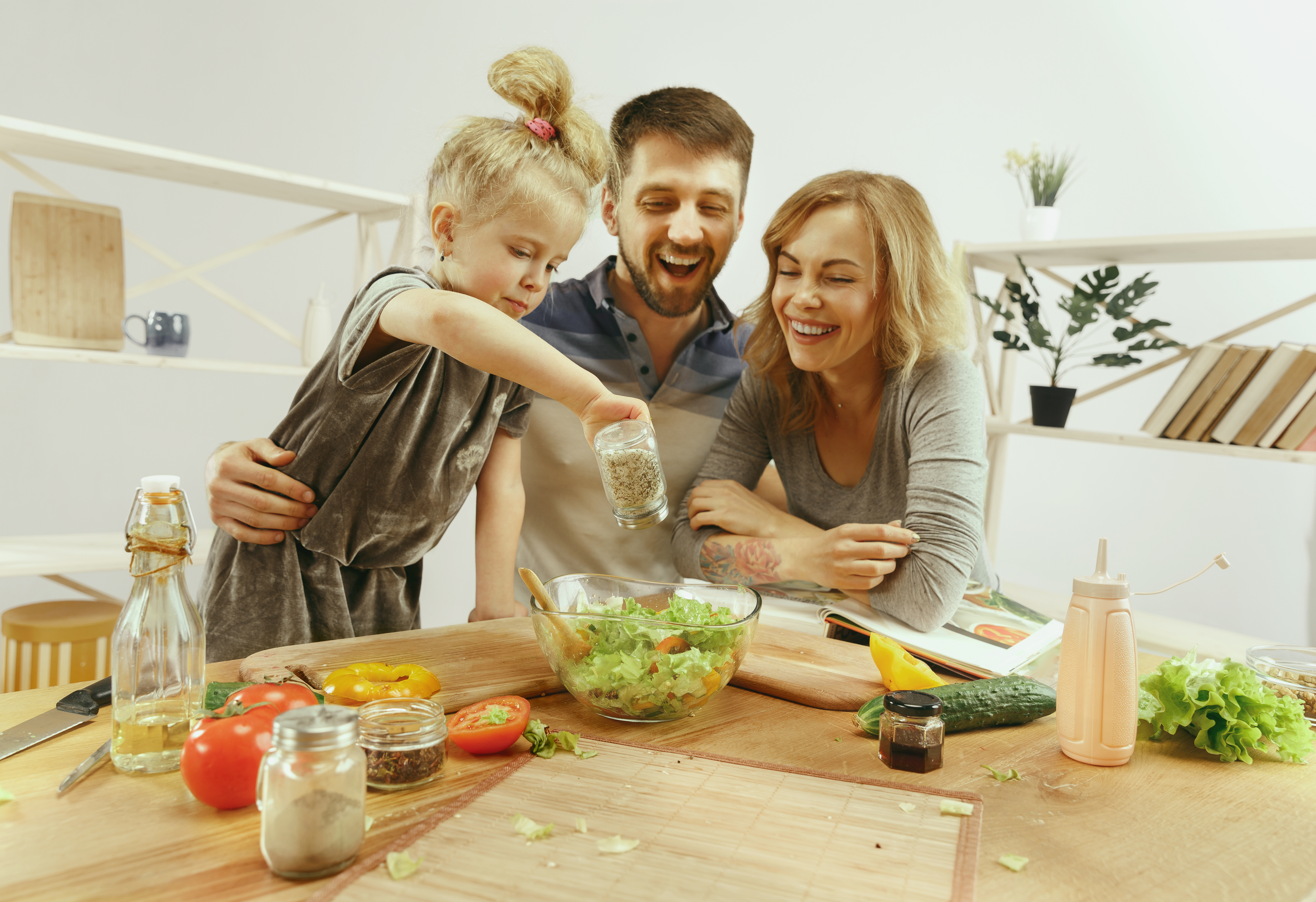 Естественная семья. Красивые родительские кухни. Семья покупает стол.