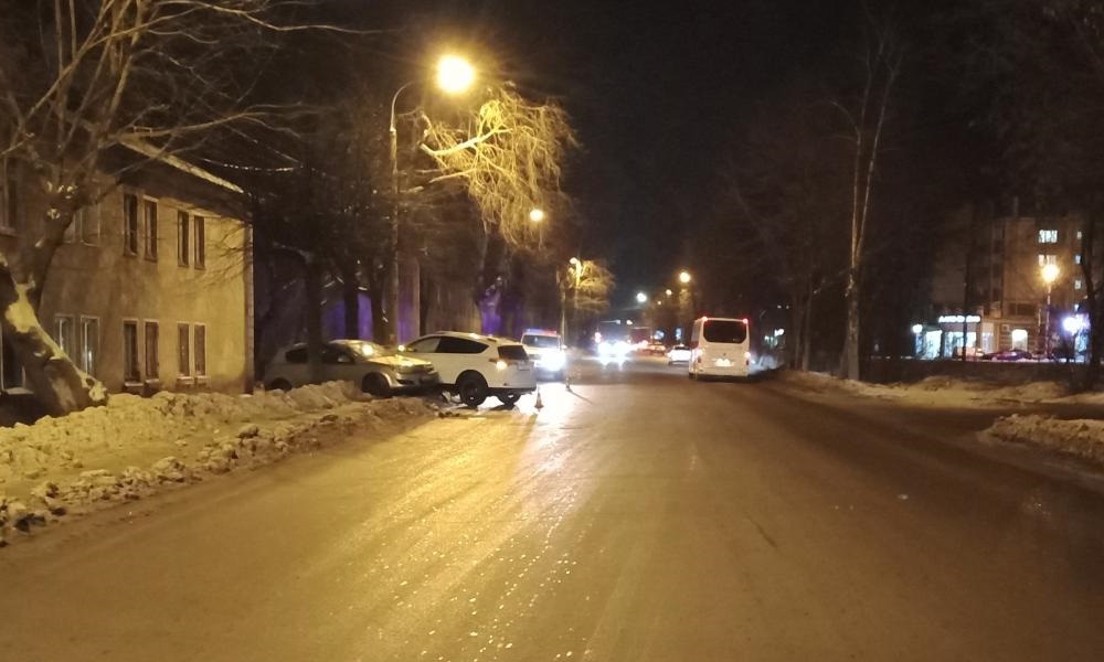 В Йошкар-Оле столкнулись две иномарки: пострадал водитель