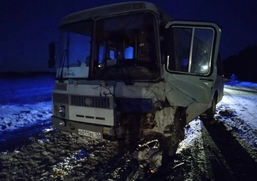В Советском районе столкнулись легковушка и автобус, есть пострадавший