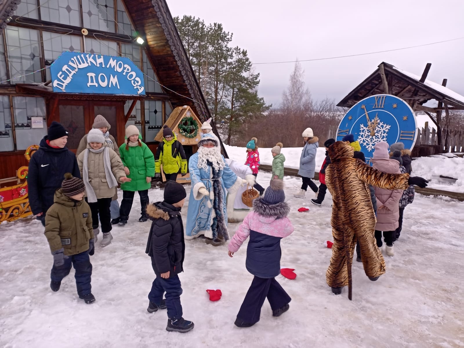 В Козмодемьянске для детей мобилизованных и участников СВО устроили представление