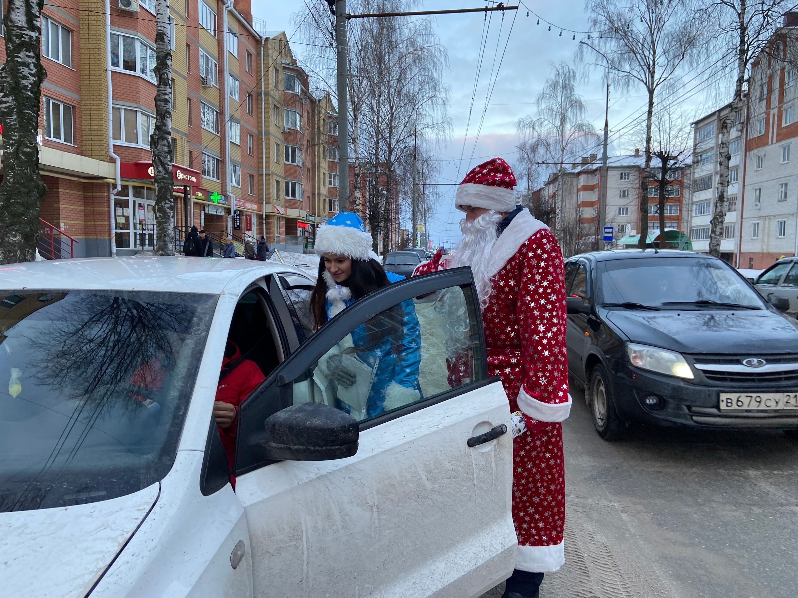 Полицейский Дед Мороз и Снегурочка дарили подарки пешеходам в Марий Эл