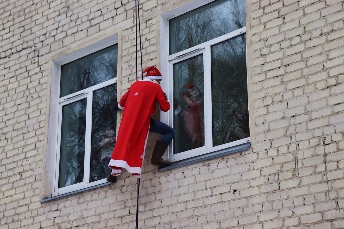 Деды Морозы свисали с крыши больницы и заглядывали в окна к детям
