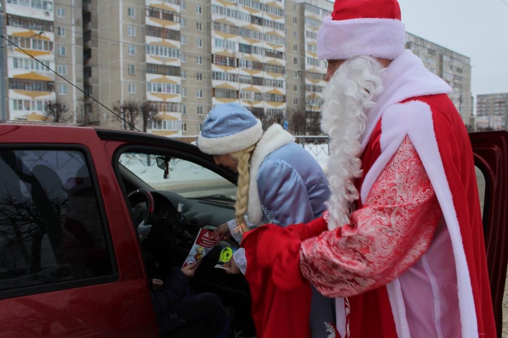 Дед Мороз и Снегурочка вышли на дороги Йошкар-Олы в рейд