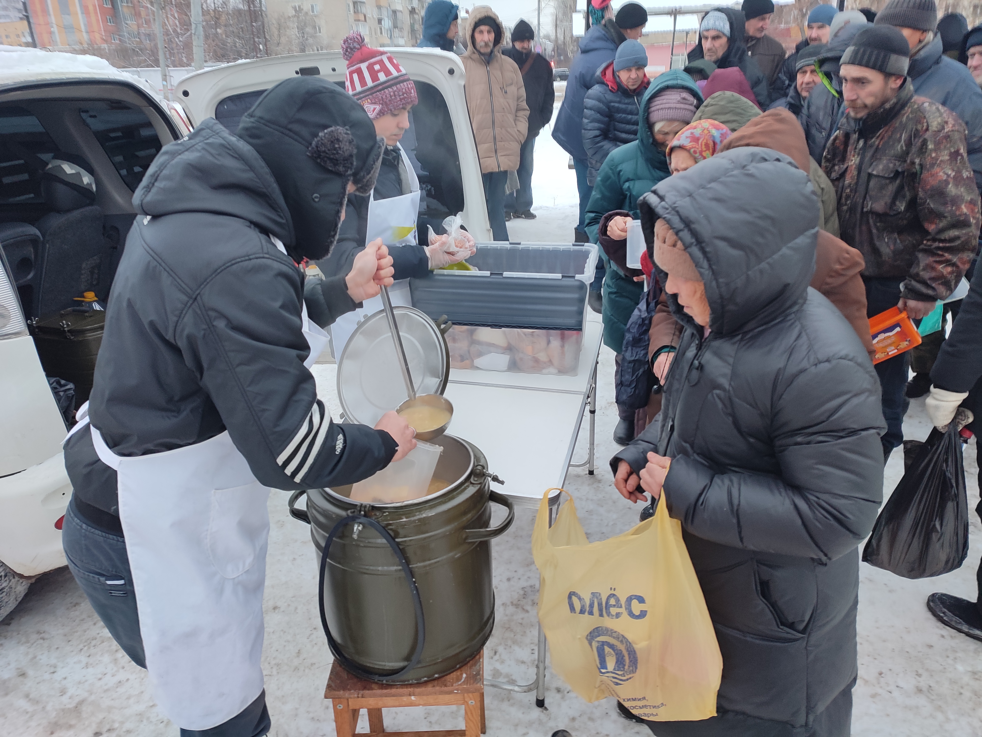 Первого января в Йошкар-Оле по-особенному накормили бездомных