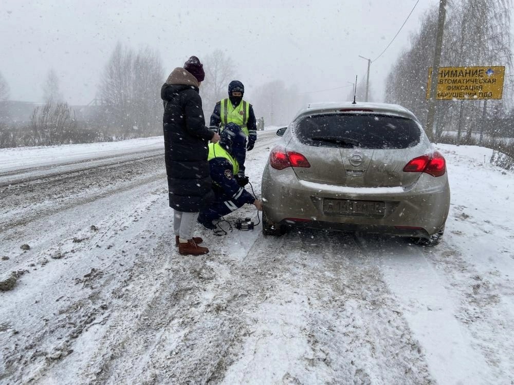 Госавтоинспектора помогут замерзающим на дорогах Марий Эл водителям