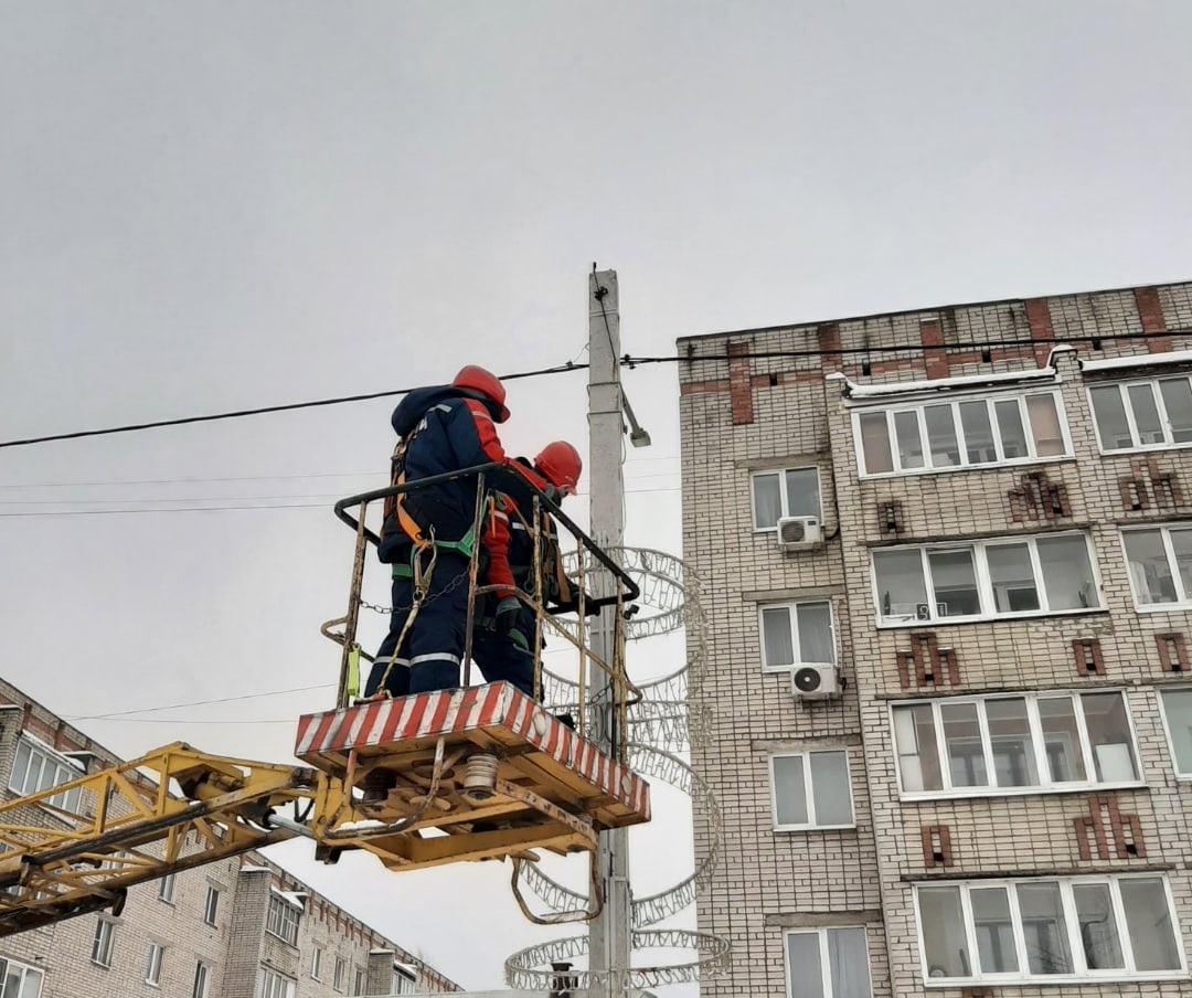 Подрядчик ремонтирует украшения фонарей за свой счет в Йошкар-Оле