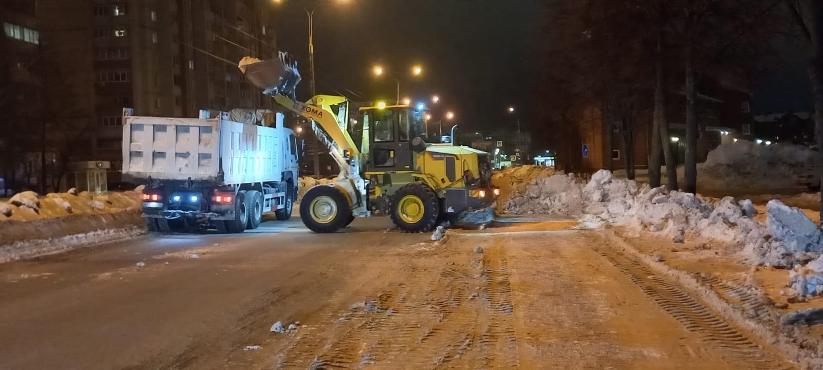 В Йошкар-Оле по ночам убирают снег с дорог 