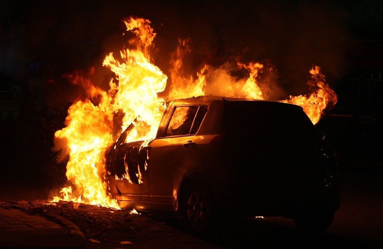В Йошкар-Оле загорелся автомобиль, в котором спал мужчина