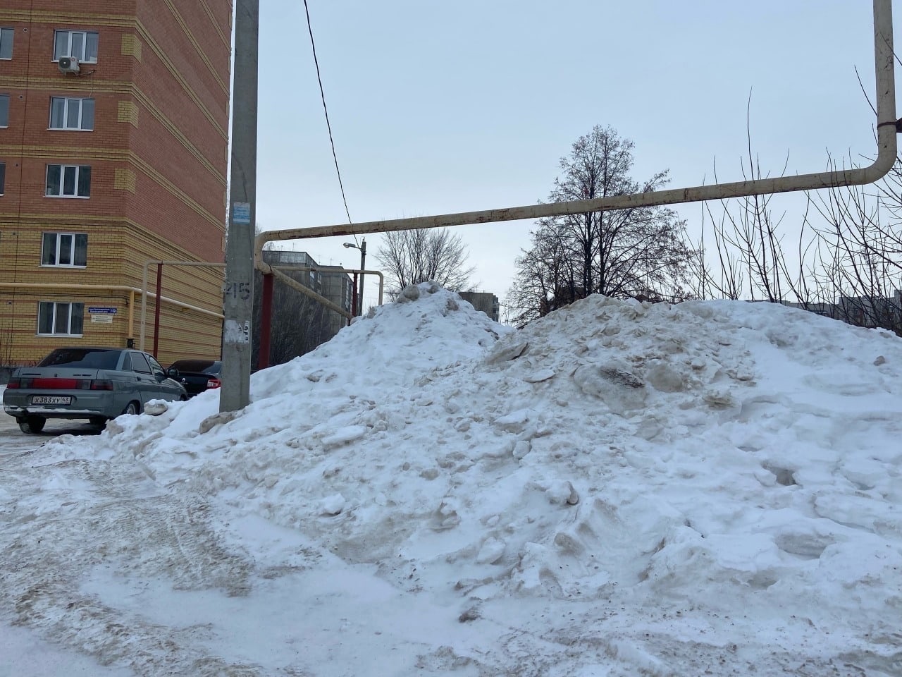 В Йошкар-Оле УК вывозила снег у коммерсантов вместо дворов