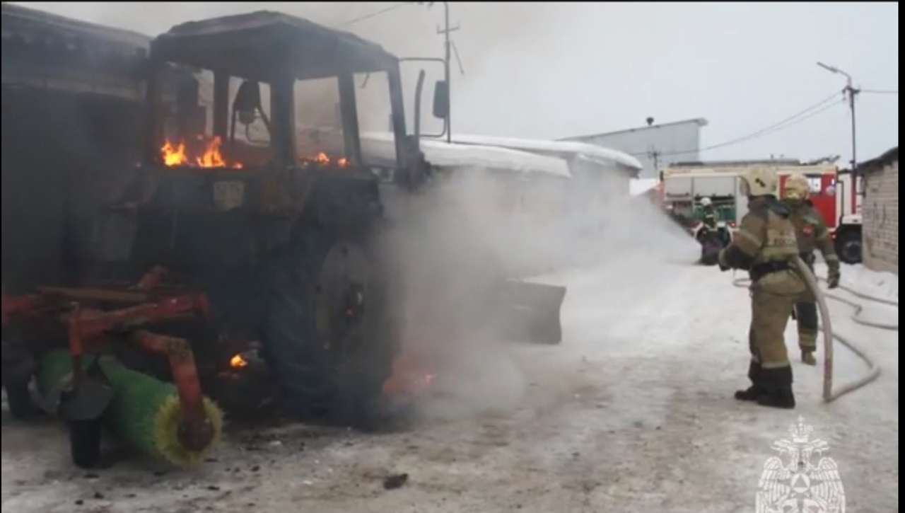 Оставленный на улице Йошкар-Олы трактор вспыхнул и полностью сгорел