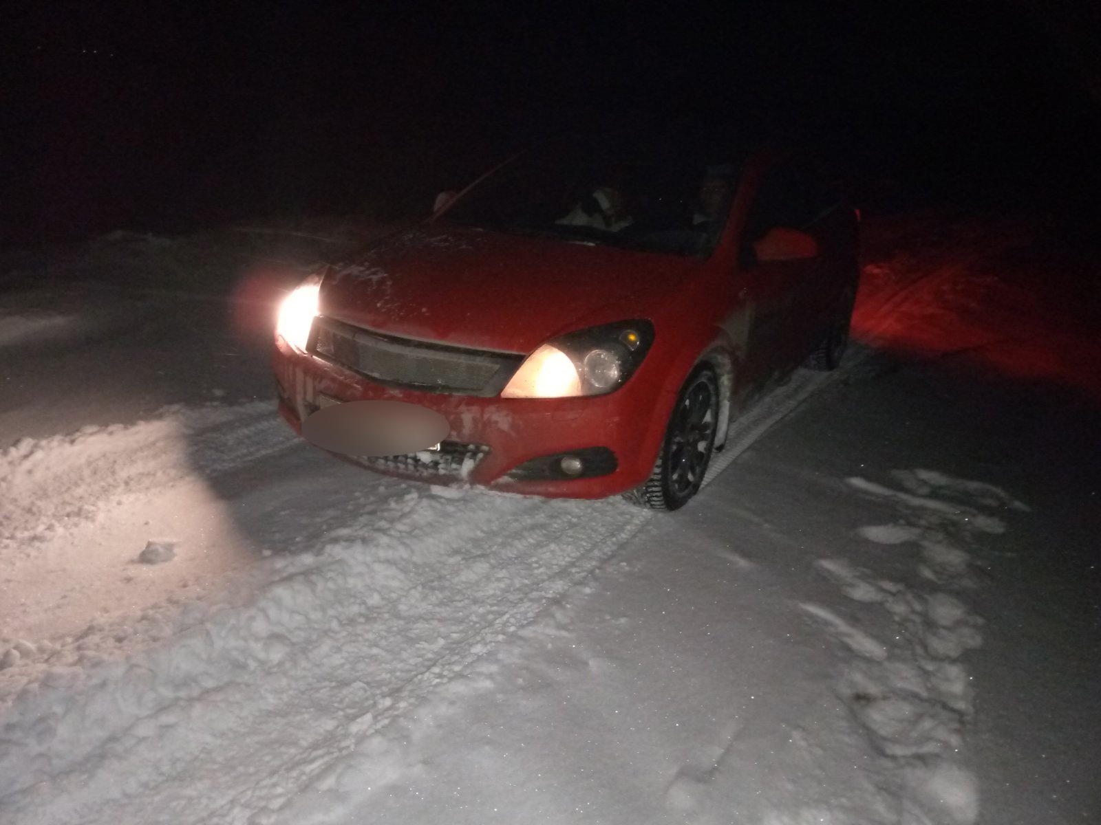 Замерзшего в машине на трассе Марий Эл водителя спасатели отогревали чаем