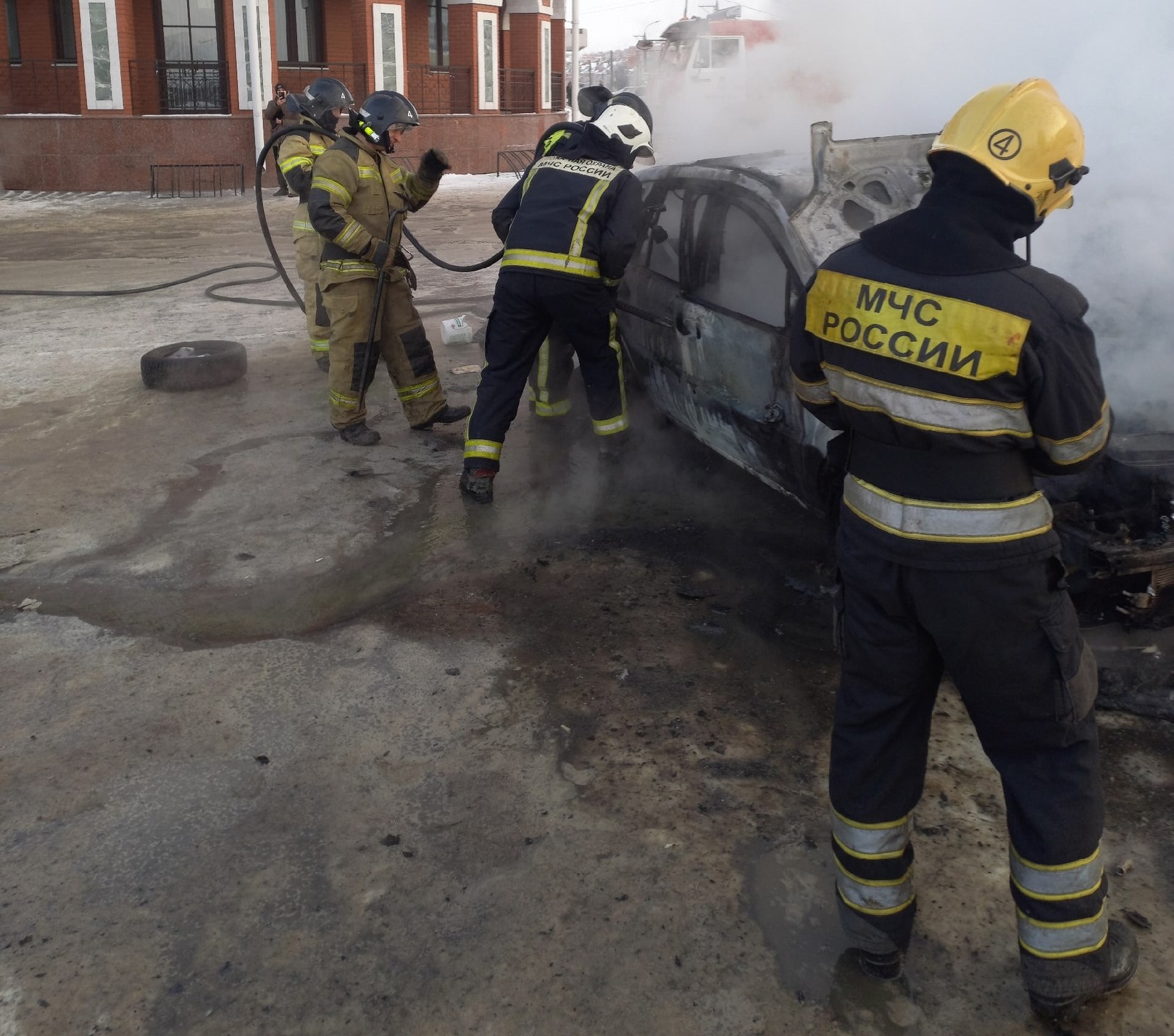 В Йошкар-Оле загорелся автомобиль: на месте работают пожарные