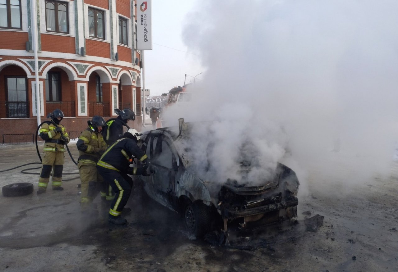 В МЧС назвали причину возгорания легковушки в центре Йошкар-Олы