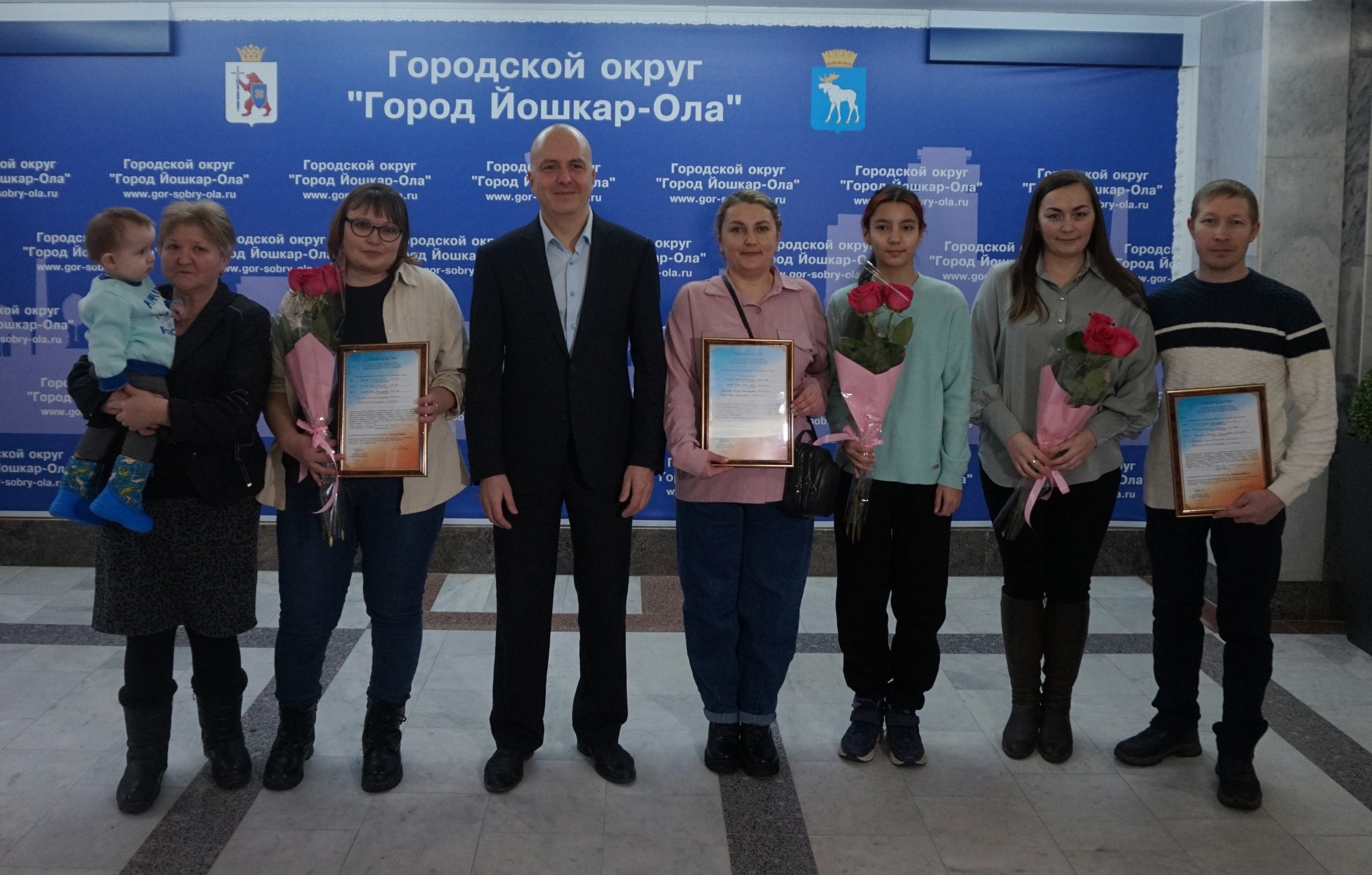 Мэр Йошкар-Олы вручил семьям города сертификаты на квартиру по душе